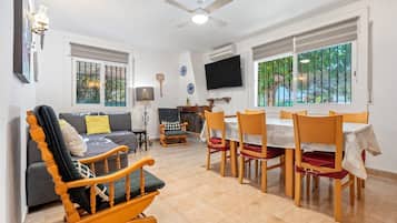 Televisión, chimenea y tenis de mesa