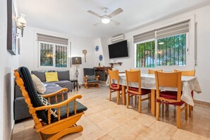 Télévision, cheminée, table de tennis de table