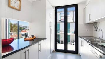 Refrigerador, microondas, horno, placa de cocina