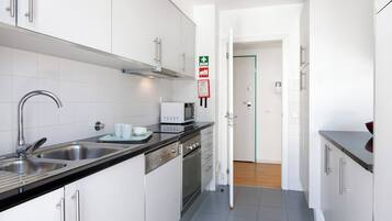 Geladeira, micro-ondas, fogão, cooktop