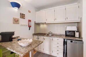 ثلاجة، ميكروويف، فرن، موقد طهي مسطح