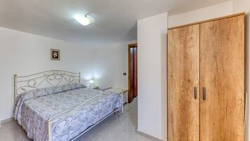 2 sovrum, strykjärn/strykbräda och sängkläder