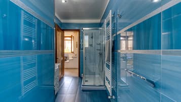 Een douche, een haardroger, handdoeken