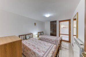 2 Schlafzimmer, Bügeleisen/Bügelbrett, Bettwäsche