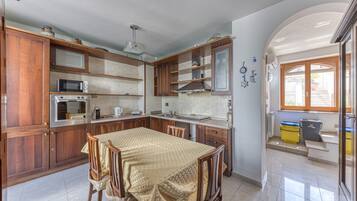 Kylskåp, mikrovågsugn, ugn och spishäll