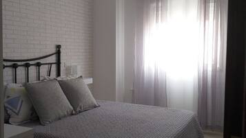 1 habitación, tabla de planchar con plancha, wifi gratis y ropa de cama