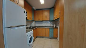 Kühlschrank, Mikrowelle, Herdplatte, Wasserkocher mit Kaffee-/Teezubehör