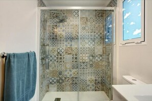 Shower, hair dryer, towels
