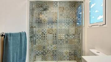 Dusche, Haartrockner, Handtücher