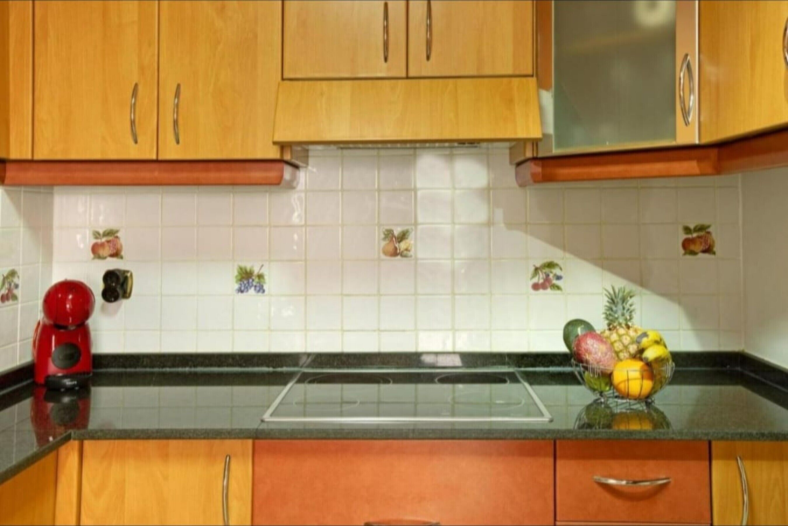 Kylskåp, mikrovågsugn, spishäll och kaffe- och tebryggare