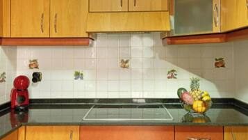 Kühlschrank, Mikrowelle, Herdplatte, Wasserkocher mit Kaffee-/Teezubehör