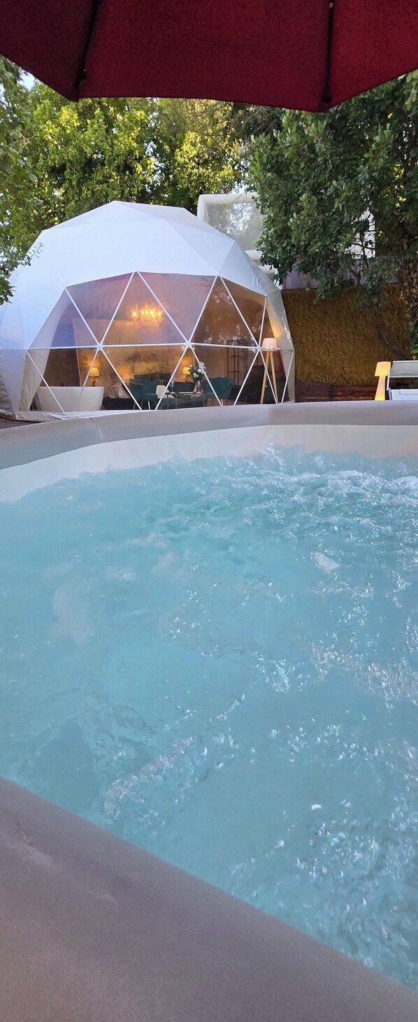 A geodesic dome structure with a pool in front. - Bubble Glamping Sicily (Trecastagni)