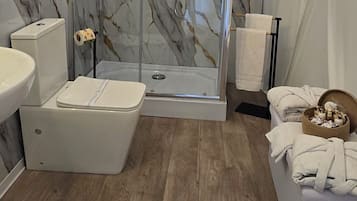 Royal tent | Badkamer | Gratis toiletartikelen, een haardroger, pantoffels, handdoeken