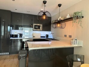 Refrigerador, microondas, horno y lavavajillas 