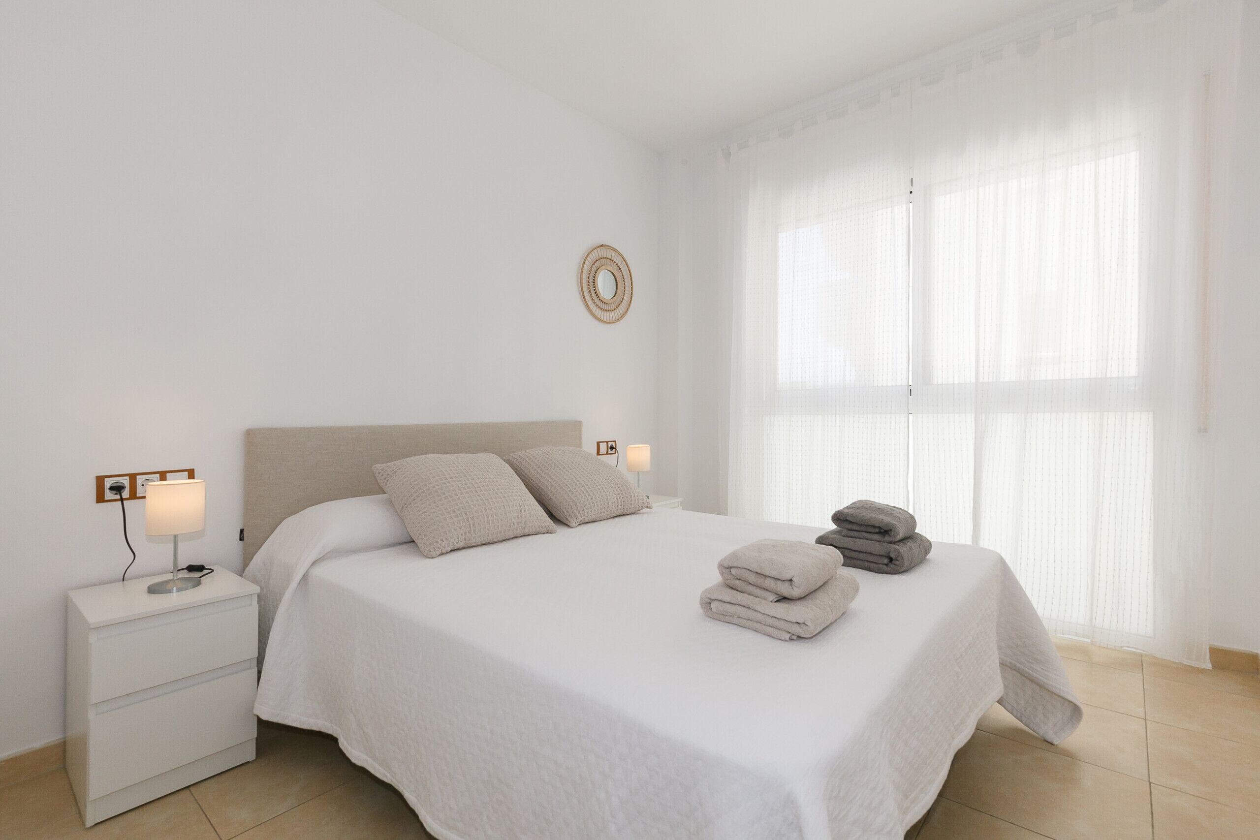 2 dormitorios, tabla de planchar con plancha, ropa de cama
