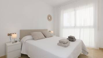 2 dormitorios, tabla de planchar con plancha, ropa de cama
