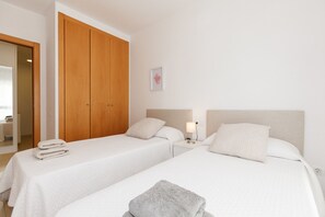 2 slaapkamers, een strijkplank/strijkijzer, beddengoed