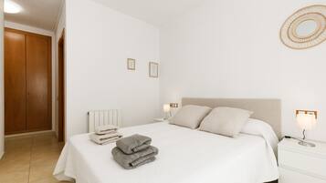 2 bedrooms, iron/ironing board, bed sheets