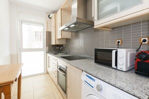 Réfrigérateur, micro-ondes, four, cafetière/bouilloire