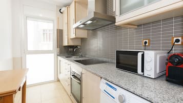 Fridge, microwave, oven, coffee/tea maker