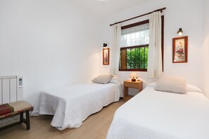 3 slaapkamers, een strijkplank/strijkijzer, beddengoed