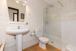 Een douche, handdoeken