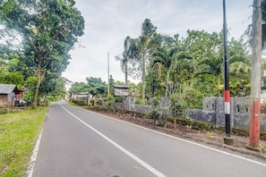 Vista frontal de la propiedad