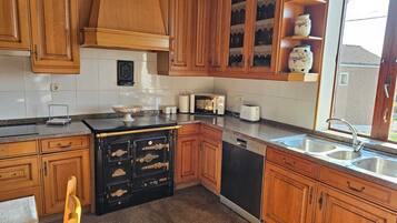 Micro-ondes, four, cafetiĂšre/bouilloire, grille-pain