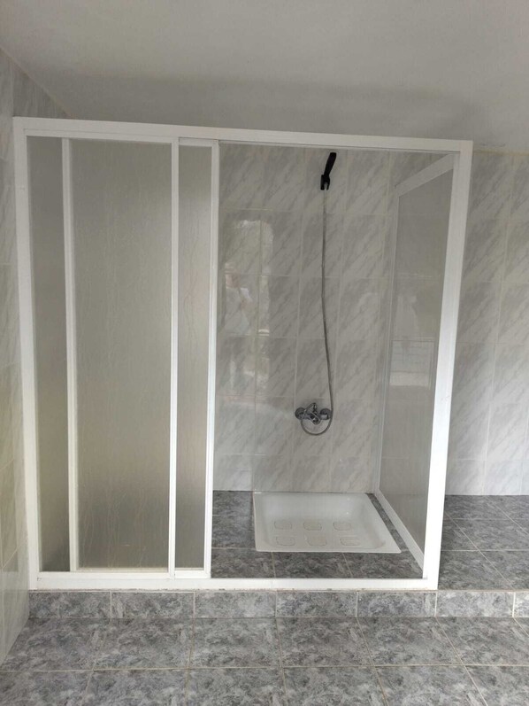 Bruser, hårtørrer, bidet, håndklæder