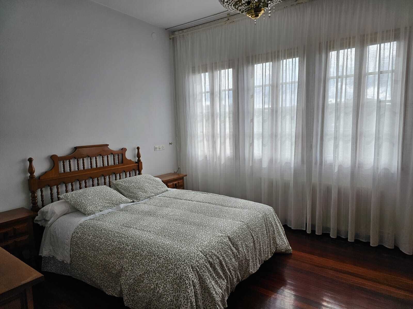 5 quartos, ferros/tábuas de passar roupa, Wi-Fi, roupa de cama