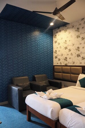 プレミア ダブルルーム | セーフティボックス (室内)、デスク、遮光カーテン、防音設備