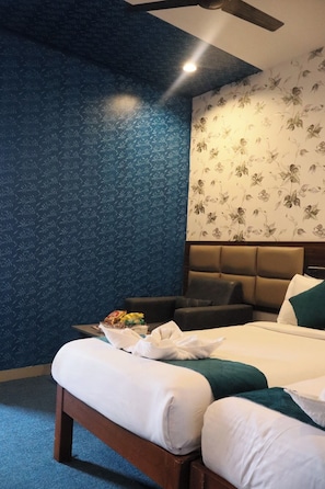 Premier Double Room | 1 bedroom, in-room safe, desk, blackout drapes