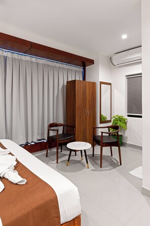 Executive Room | Living area | Flat-screen TV, fireplace