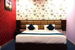Premier Double Room | 1 bedroom, in-room safe, desk, blackout drapes