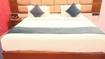 Premier Double Room | 1 bedroom, in-room safe, desk, blackout drapes