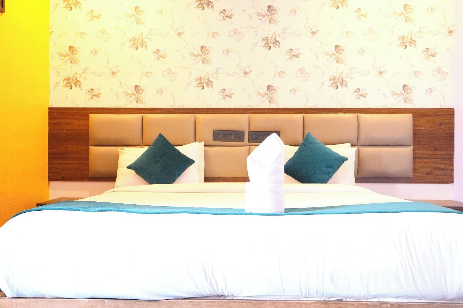 Caja de seguridad en la habitación, escritorio y cortinas blackout 