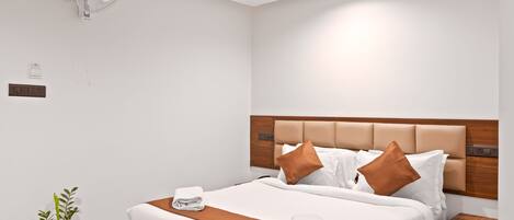 Brankas, meja kerja, tirai kedap cahaya, dan kedap suara