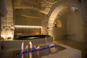 Junior Suite | Bathroom | Bathrobes, slippers - La Mandorla Luxury Trulli (Alberobello)