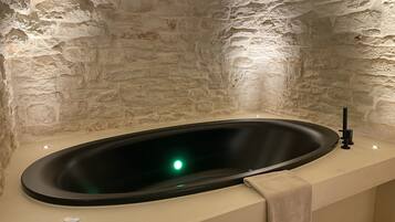 Luxury Suite | Private spa tub
