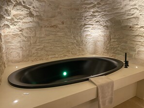 Luxury Suite | Private spa tub - La Mandorla Luxury Trulli (Alberobello)