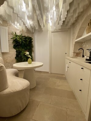 Electric kettle, cookware/dishes/utensils - La Mandorla Luxury Trulli (Alberobello)