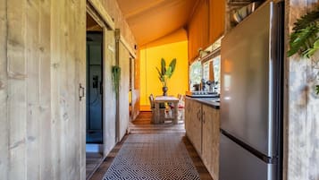 Refrigerador, cafetera y tetera y comedor