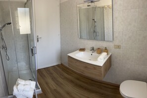 Shower, hair dryer, bidet, towels
