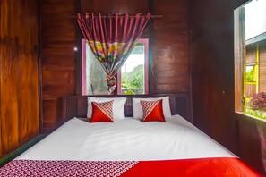 Family Room | Desk, laptop workspace, soundproofing, free WiFi - Hotel O Filadelfia Resto & Penginapan Near Benteng Moraya (Manado)