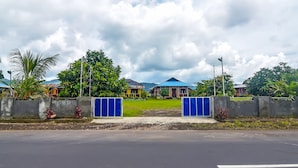 A gated residential area with houses, a clear sky, and a road in front. - Hotel O Filadelfia Resto & Penginapan Near Benteng Moraya (Manado)