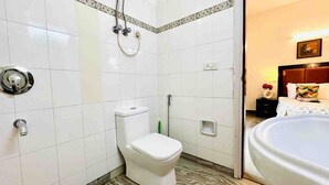 Un baño con inodoro, ducha y bañera.