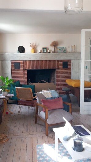 Fireplace, books - La Croisée des Chemins (Arques-la-Bataille)