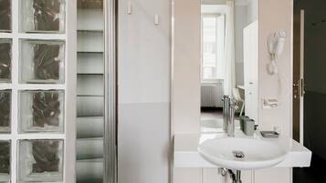 Quarto clássico | Banheiro | Chuveiro, secador de cabelo, bidê, toalhas de banho