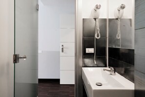 Standard Room | Bathroom | Shower, hair dryer, bidet, towels - DM69 - Termini Monti Crossroads (Rome)