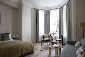 Bureau, rideaux d’obscurcissement, fer et planche à repasser